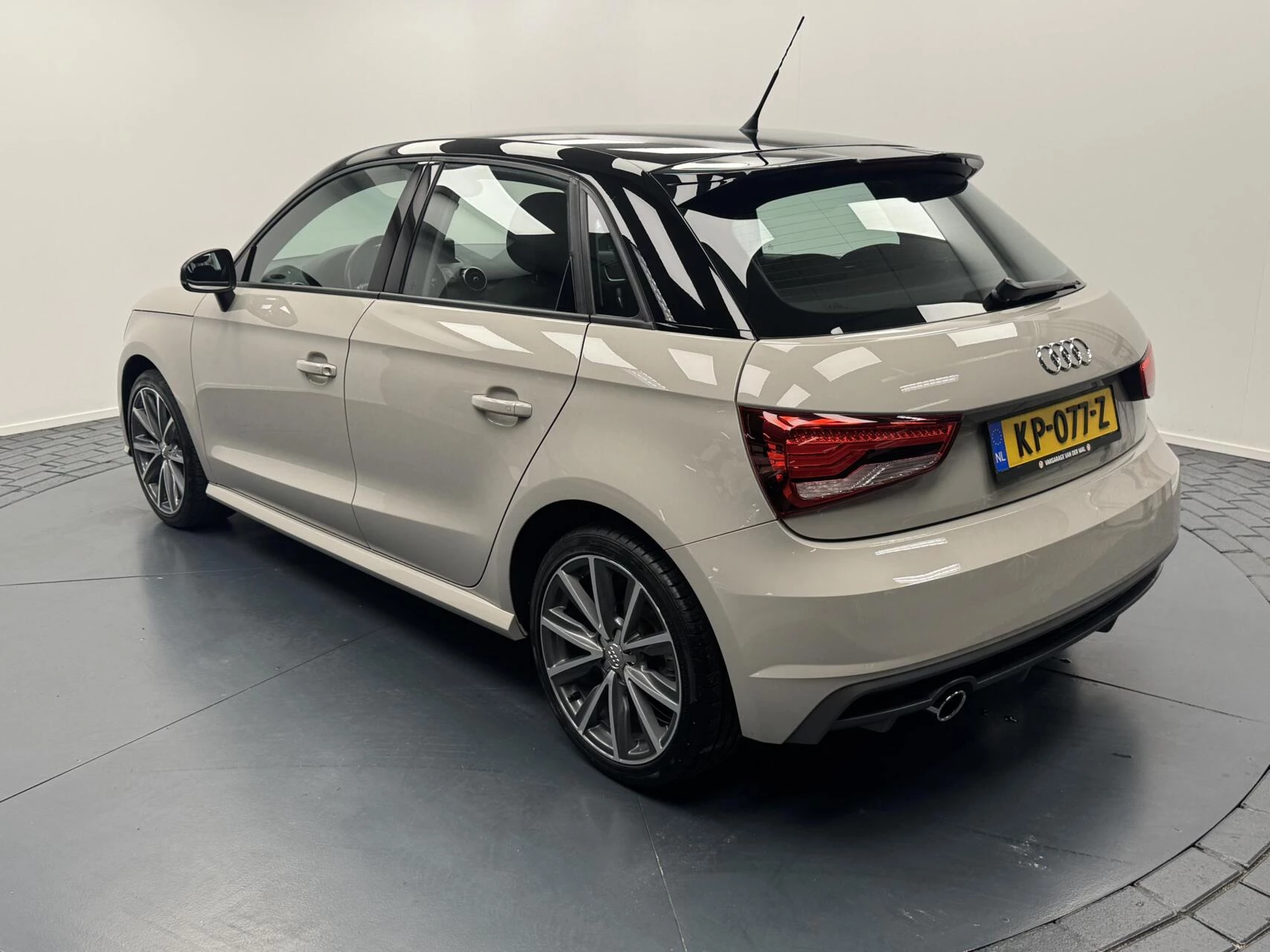 Hoofdafbeelding Audi 1.0 TFSi S-Line Airco-Navigatie-Cr.contr-Lm17''velgen