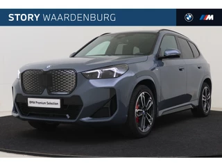 BMW iX1 eDrive20 M Sport / Panoramadak / Trekhaak / Sportstoelen / Achteruitrijcamera / Adaptieve LED / Comfort Access / M Adaptief onderstel / Stuurverwarming