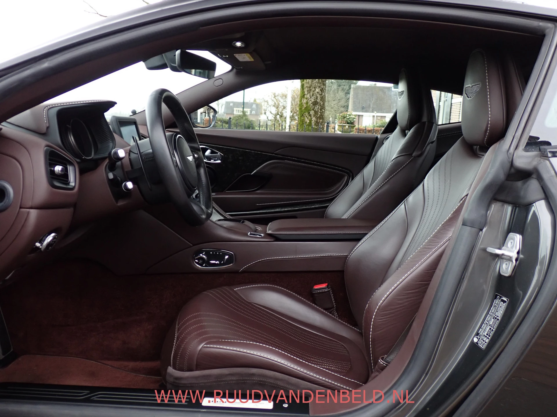 Hoofdafbeelding Aston Martin DB11