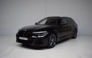 BMW 5-serie Touring 530e xDrive M-SPORT PANORAMADAK / HARMAN-KARDON LEER / HEAD-UP / FACELIFT / CARPLAY / DEALER-ONDERHOUDEN