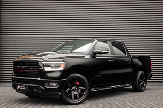 Hoofdafbeelding Dodge Ram Pick-Up Dodge Ram 5.7 V8 HEMI 1500 BLACK EDITION / 100DKM / DIRECT RIJDEN / APPLE CARPLAY / 22 INCH / FULL BLACK / RED-LINE / SPORT / PANO