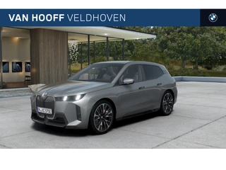 Hoofdafbeelding BMW iX BMW iX xDrive60 M Sport / Panoramadak / Trekhaak / Adaptief onderstel / Soft-Close / Stoelventilatie / Parking Assistant Professional / Comfort Access / Adaptieve LED