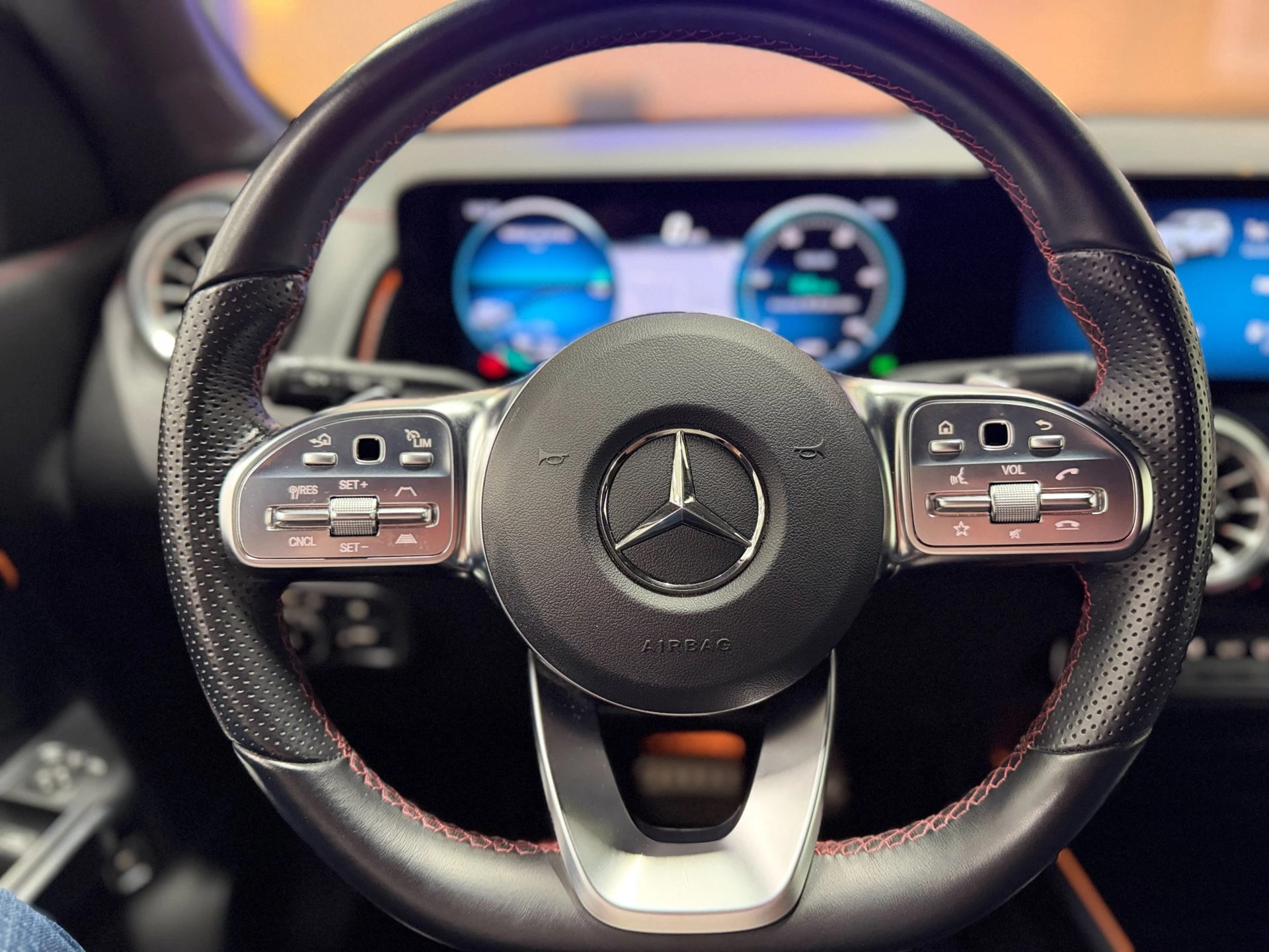 Hoofdafbeelding Mercedes-Benz EQB