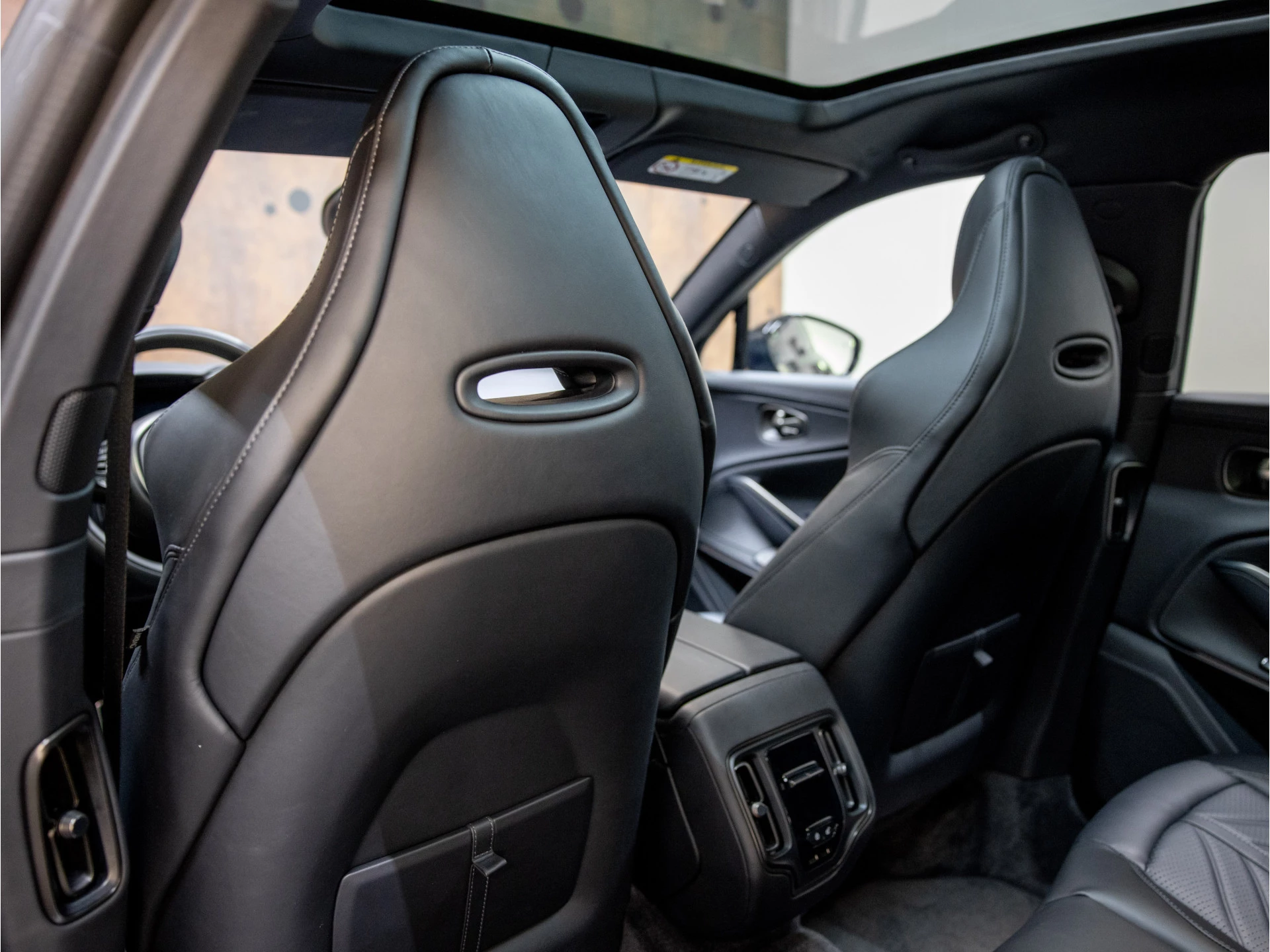 Hoofdafbeelding Aston Martin DBX