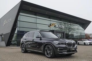 Hoofdafbeelding BMW X5 BMW X5 xDrive45e Executive Panoramadak *BTW* Luchtvering Head-up Sportstoelen leder 21" LMV