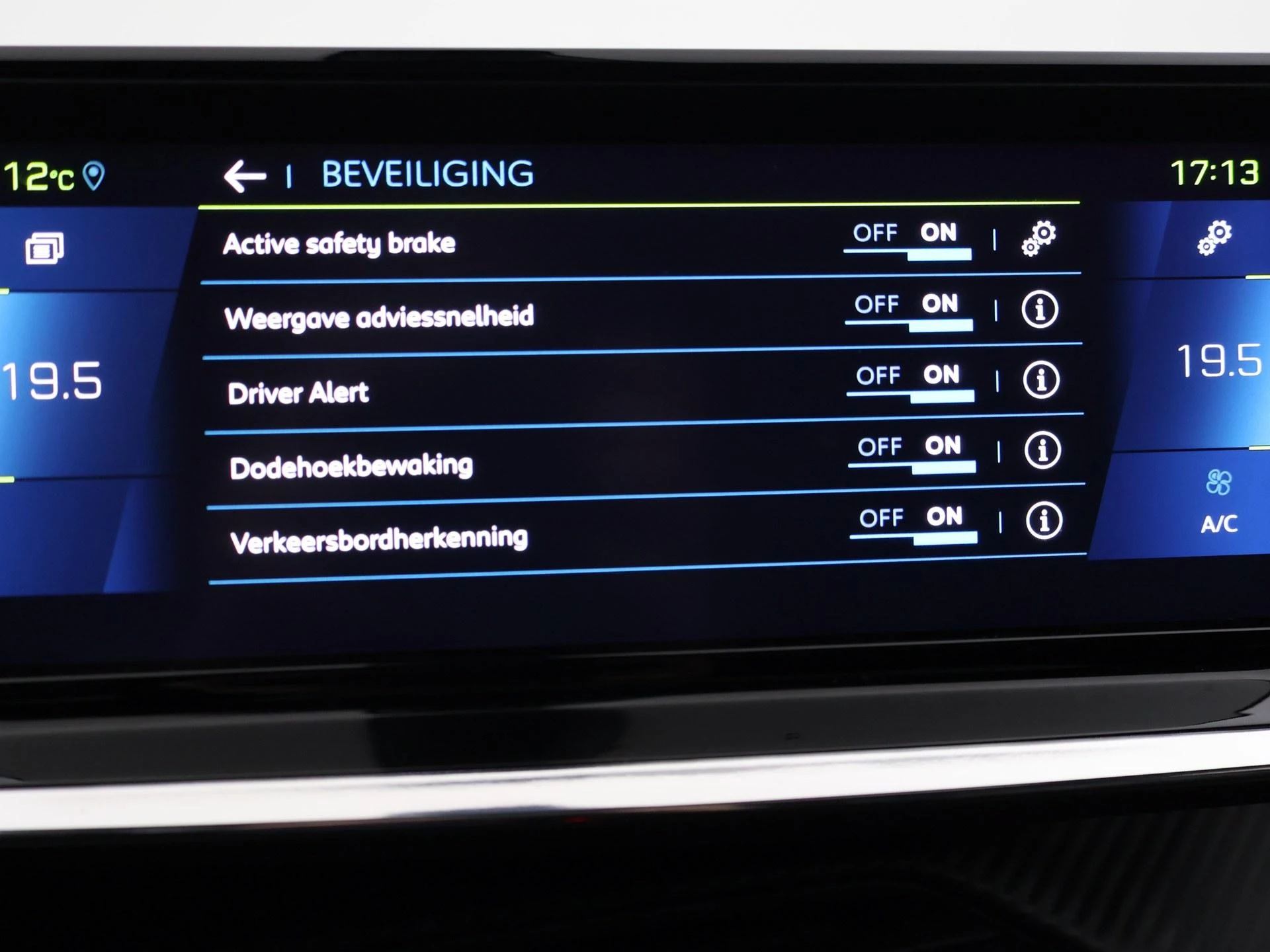 Hoofdafbeelding Peugeot e-2008