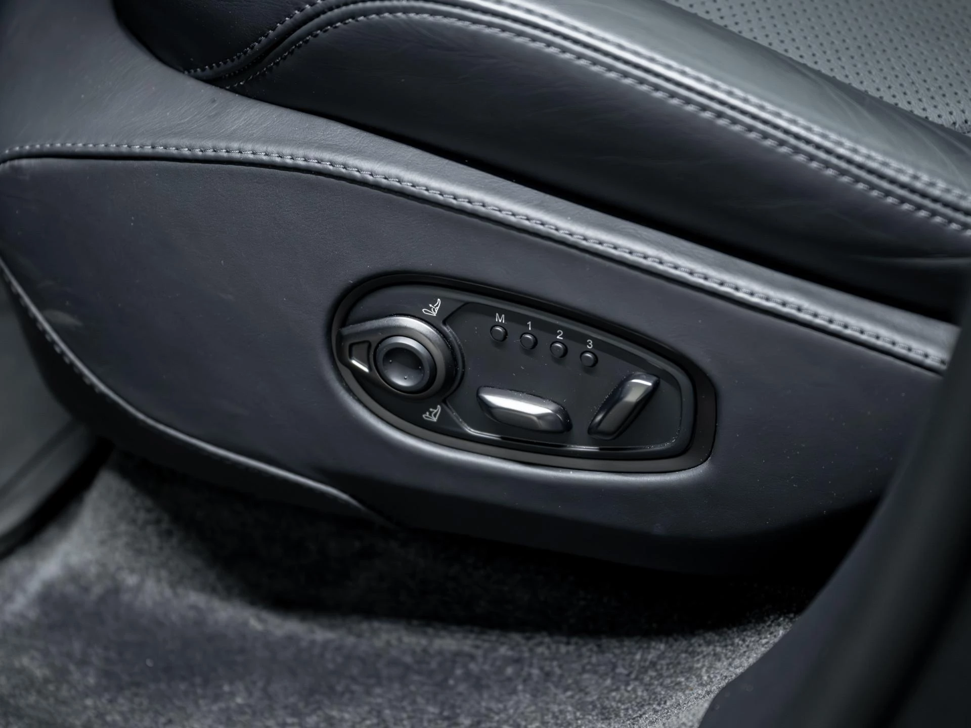 Hoofdafbeelding Aston Martin DBX