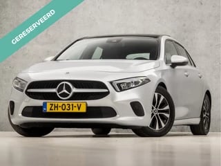 Hoofdafbeelding Mercedes-Benz A-Klasse Mercedes-Benz A-Klasse 180 Sport Automaat (SCHUIFDAK, APPLE CARPLAY, GROOT NAVI, WIDESREENS, CAMERA, LEDER, SPORTSTOELEN, STOELVERWARMING, CRUISE, NIEUWSTAAT)