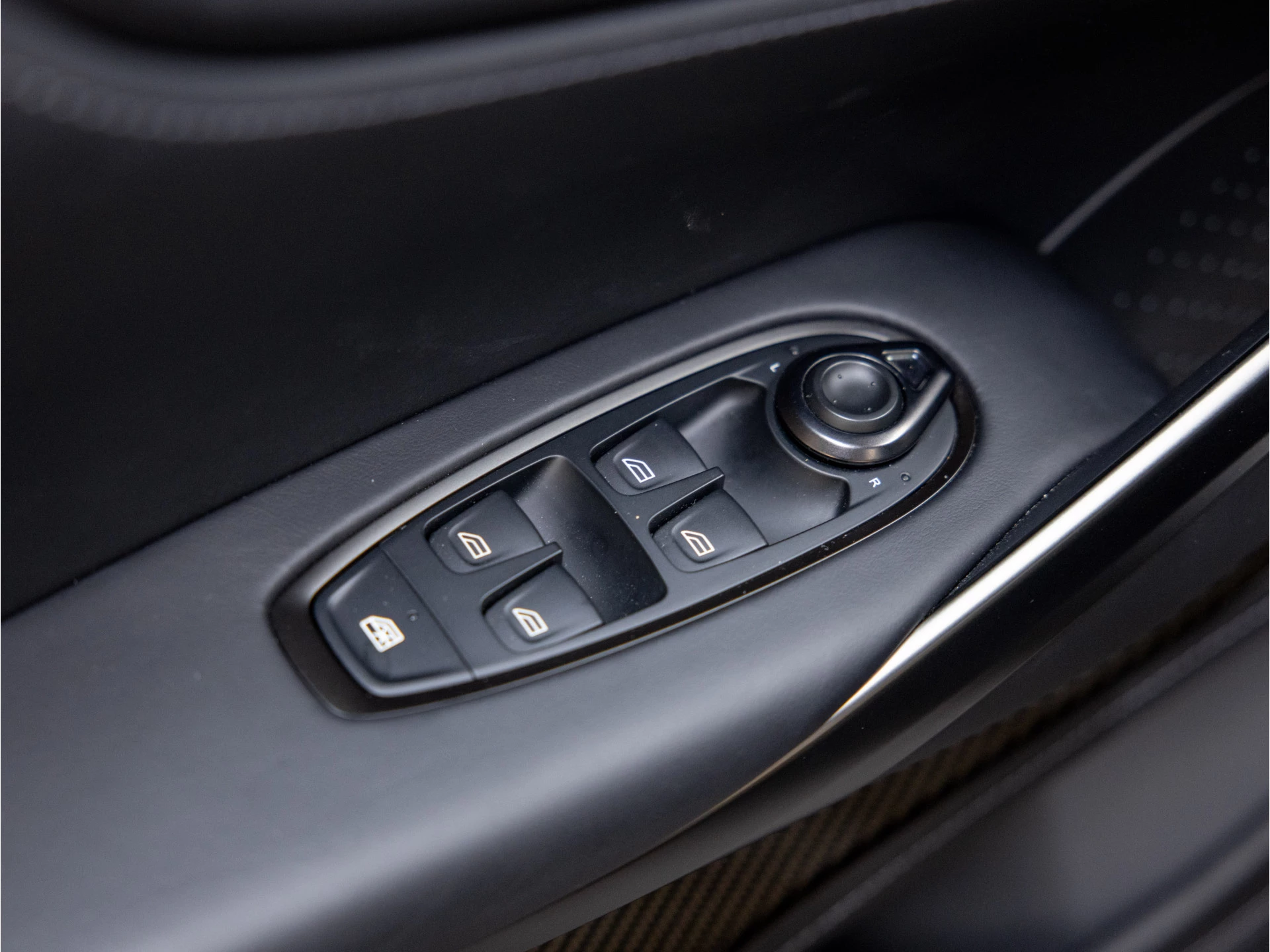 Hoofdafbeelding Aston Martin DBX