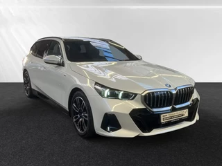 BMW 5 Serie Touring 530e M Sport ** LED, NAVI+, LEDER/ALC, PANORAMA, TREKH, H&K SOUND, 19-inch LMV ** 1e EIG - Ex BMW-AG ** ** INFORMEER OOK NAAR ONZE AANTREKKELIJKE FINANCIAL-LEASE TARIEVEN **