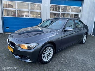 BMW 3-serie 320i Upgrade Edition Automaat Trekhaak Navigatie