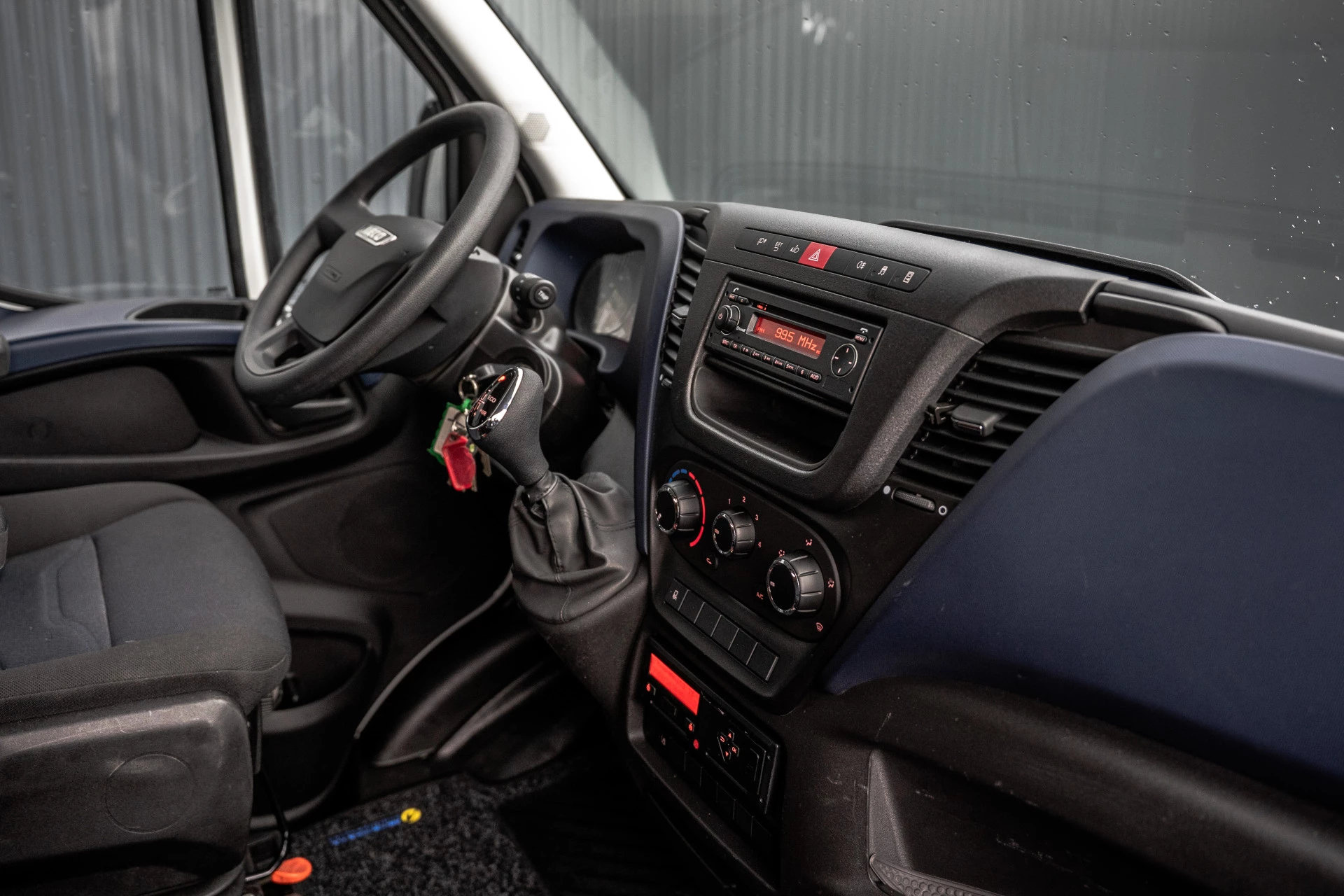 Hoofdafbeelding Iveco 40C18 3.0L 180PK | Camperkandidaat | 1ste Eigenaar | Automaat | Euro 6 | Camera | 3.5T Trekgwicht