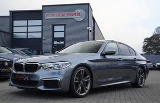 BMW 5-serie M550d xDrive High Executive | Panorama | Bluestone Metallic | Luxe Nappa Leder | Sfeerverlichting | Camera | NAP |