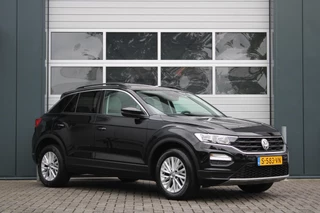 Volkswagen T-Roc 1.5 TSI Sport 150pk ACC/Stoelverwarming/Panodak/Camera/Navi/PDC/Leder/Apple/Android/16"LM/Trekhaak/APK:25-04-2027