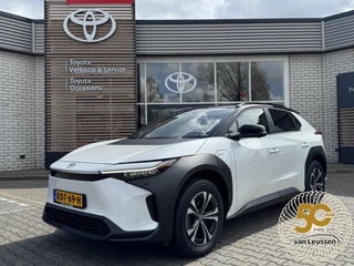 Toyota bZ4X DYNAMIC 71KWH BI-TONE VOORRAAD VOORDEEL!! PANO-DAK STOEL/STUURVERW BLIND-SPOT 360° CAMERA EL-ACHTERKLEP WARMTEPOMP