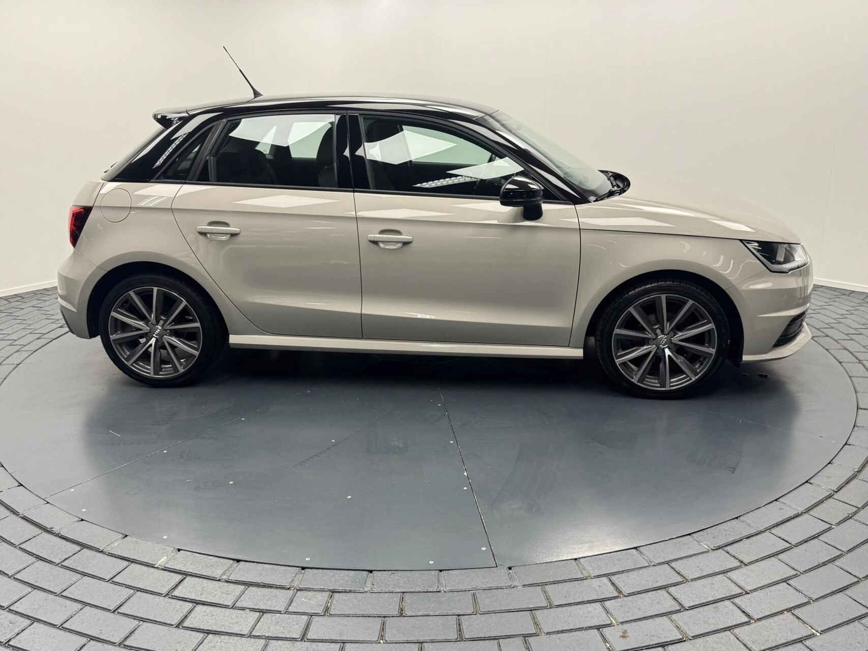 Hoofdafbeelding Audi 1.0 TFSi S-Line Airco-Navigatie-Cr.contr-Lm17''velgen
