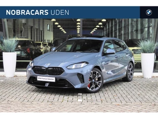 Hoofdafbeelding BMW 1 Serie BMW 1 Serie 120 High Executive M Sport Automaat / Panoramadak / Sportstoelen / Stoelverwarming / Adaptieve LED / Head-Up / Harman Kardon / Live Cockpit Professional