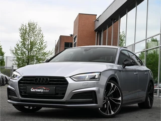 Hoofdafbeelding Audi A5 Audi A5 Sportback 40Tfsi S-Line 190pk Black optic Pano B&O Virtual RS-stuur Tr.Haak El.Zetels