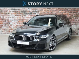 BMW 5 Serie Touring 530d xDrive High Executive M Sport Pakket Automaat / Trekhaak / Panoramadak / Head-Up Display / Active Steering / Comfortstoelen / Driving Assistant Professional / Parking Assistanf / Comfort Access / Achteruitrijcamera / Laserlight / Stoel+stuurverwarming / Live Cockpit Professional / Hifi / Shadow Line / 19 Inch