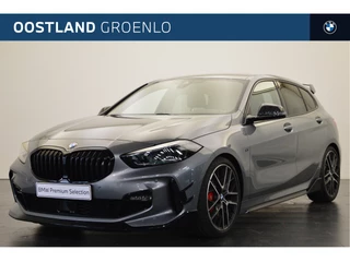 Hoofdafbeelding BMW 1 Serie BMW 1 Serie 118i M Sport (incl. 3 jaar gratis onderhoud) / Sportstoelen / Adaptieve LED / M Sportonderstel / Live Cockpit Professional / Extra getint glas