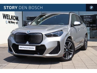 BMW iX1 eDrive20 M Sport / Trekhaak / Panoramadak / Sportstoelen / Comfort Access / Achteruitrijcamera / Adaptieve LED / Harman-Kardon