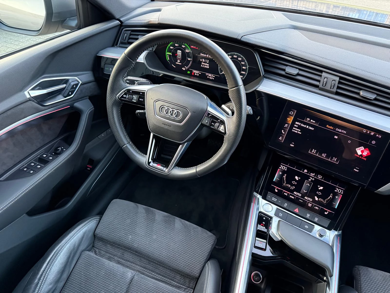 Hoofdafbeelding Audi e-tron