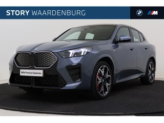 Hoofdafbeelding BMW iX2 BMW iX2 eDrive20 High Executive M Sport / Panoramadak / Sportstoelen / M Adaptief onderstel / Comfort Access / Adaptieve LED / Parking Assistant Plus / Head-Up