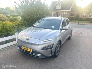 Hyundai Kona EV Premium 64 kWh WARMTE POMP STOELKOELING/VERWARMING CARPLAY 1E EIGENAAR CAMERA ZEER NETTE AUTO!!
