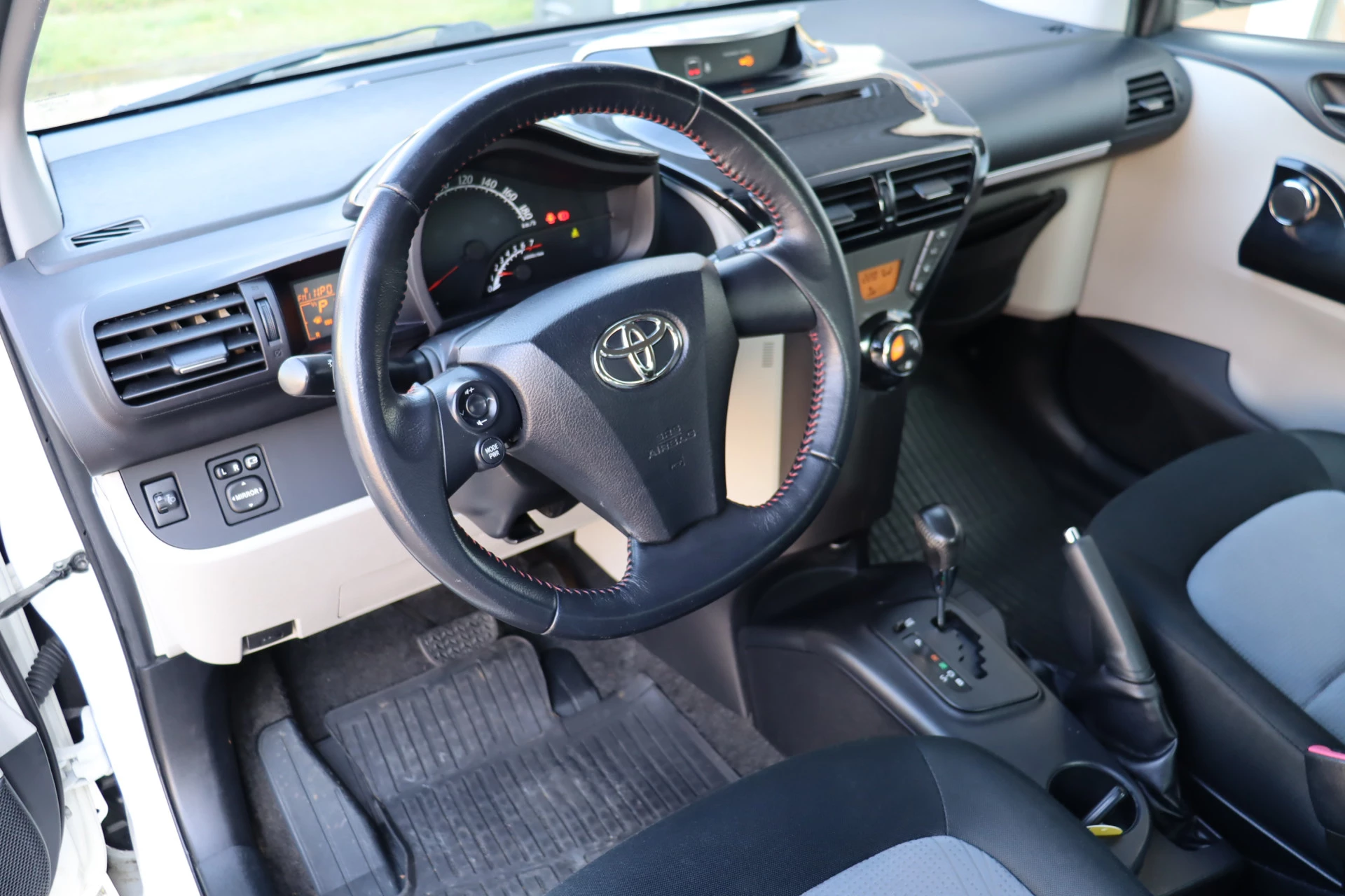 Hoofdafbeelding Toyota iQ