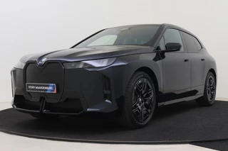 BMW iX xDrive45 M Sport / Panoramadak Sky Lounge / Trekhaak / M Multifunctionele Stoelen / Comfort Access / Adaptieve LED / Stoelventilatie