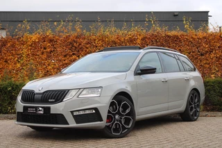 Skoda Octavia Combi 2.0 TSI RS 245 | Panoramadak | Nardo Grijs | Trekhaak | Lane assist | Sfeerverlichting | Schaalstoelen | Stoel