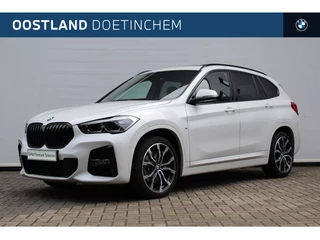 BMW X1 sDrive20i High Executive M Sport Automaat / Panoramadak / Trekhaak / Sportstoelen / Achteruitrijcamera / Adaptieve LED / Head-Up / M Sportonderstel / Stuurverwarming