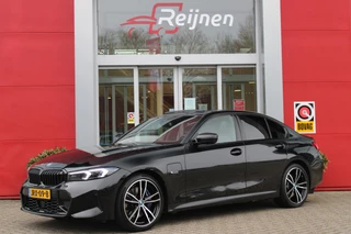 BMW 3-serie 330e 292PK xDRIVE | PANORAMISCH SCHUIF/KANTEL DAK | M-SPORT PRO-PAKKET | M-SPORT REMMEN UITGEVOERD IN DONKERBLAUW MET M LOGO | BMW LIVE COCKPIT PROFESSIONAL | CURVED DISPLAY |DRIVING ASSISTANT INCL. HEAD-UP DISPLAY | PARKING ASSIST INCL. ACHTERUITRIJCAMERA | ADAPTIEVE LED KOPLAMPEN |SHADOW LINE | M-SPORTSTOELEN VOOR | LEDER VERNASCA MET CONTRAST STIKSELS M-SPORT | STOEL VERWARMING | DRAADLOZE APPLE CARPLAY | ELEKTRISCH VERSTELBARE STOELEN MET GEHEUGEN FUNCTIE | HEAD UP DISPLAY | DRAADLOZE TELEFOONLADER | DODEHOEK BEWAKING | COMFORT PACK INCL. ELEKTRISCHE ACHTERKLEP | ADAPTIVE CRUISE CONTROL | HIFI AUDIO DAB+ RADIO | COMFORT ACCESS (KEYLESS ENTRY)| DONKER GETINTE ACHTERRUITEN |