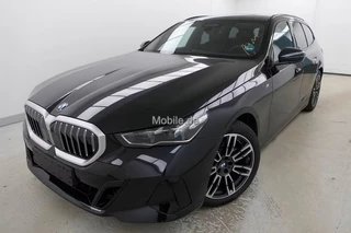 Hoofdafbeelding BMW 5 Serie BMW 5 Serie Touring 520iA M-SPORT ** ADAPT. LED, LEDER, PANORAMA, TREKH, H&K SOUND, DR. ASS+ ** 1e EIG - UNFALLFREI ** ** INFORMEER OOK NAAR ONZE AANTREKKELIJKE FINANCIAL-LEASE TARIEVEN **