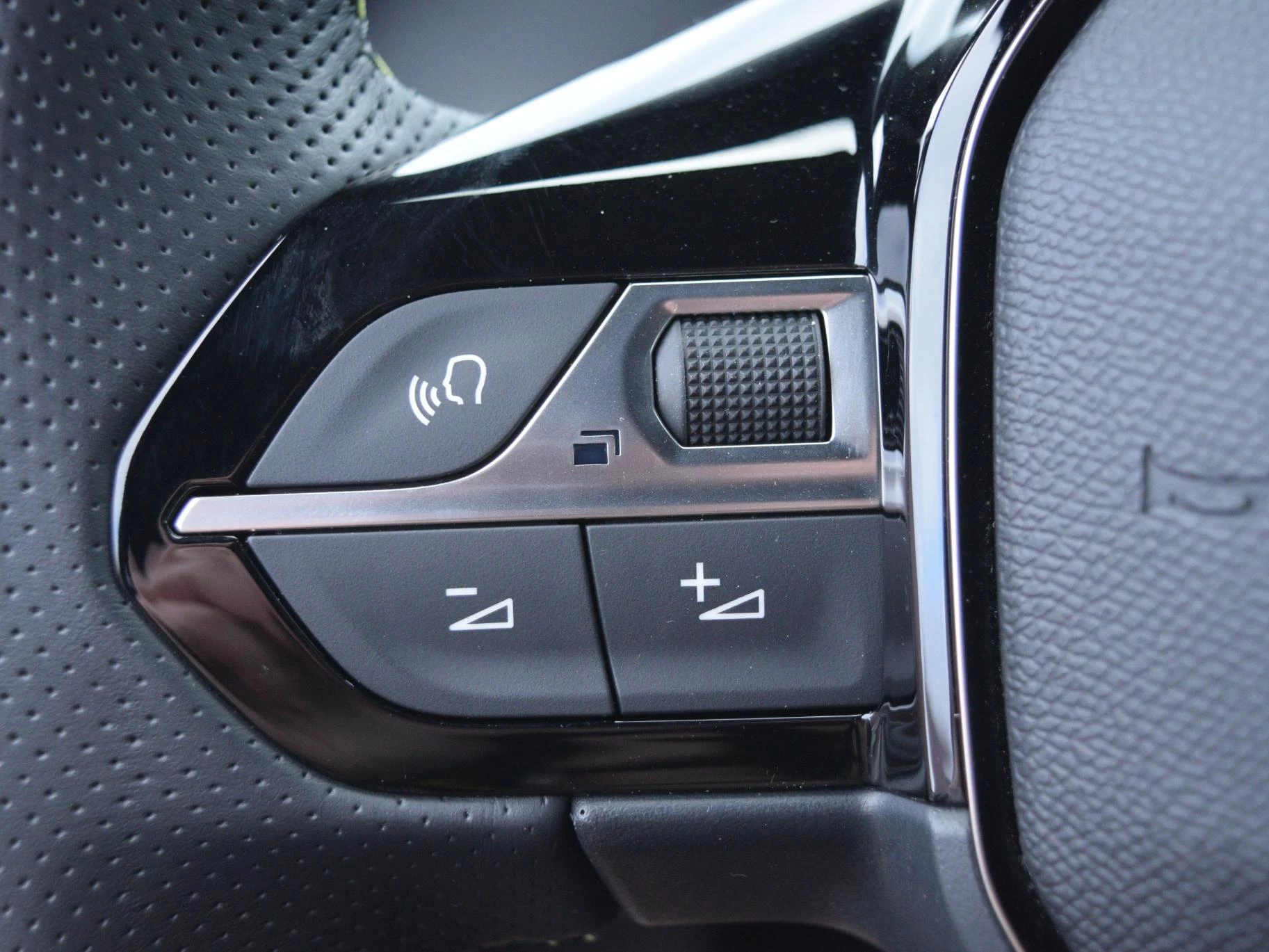 Hoofdafbeelding Peugeot e-2008