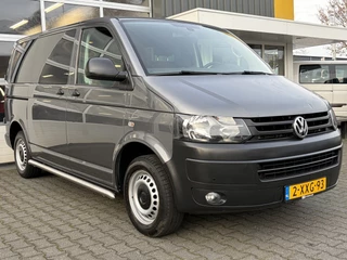 Hoofdafbeelding Volkswagen Transporter Volkswagen Transporter Kombi 2.0 TDI DSG Automaat 140pk BTW en BPM vrij Airco Cruise control Navigatie PDC 1e eigenaar Euro 5 Kombi Combi Tourer Passenger Groepsvervoer Taxi Kinderdagverblijf Busje Bus 8 persoons 9 persoons