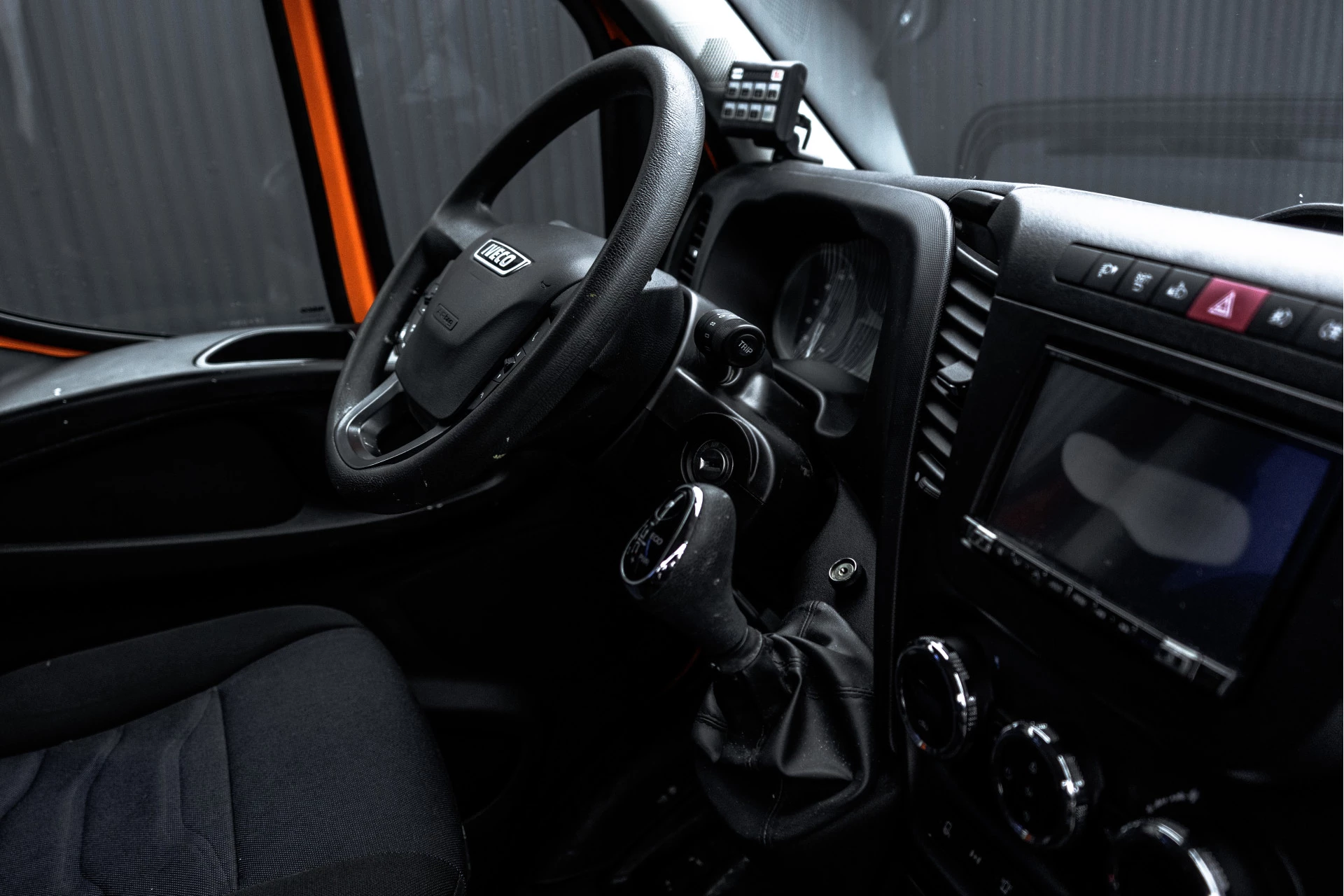 Hoofdafbeelding Iveco 50C18 3.0L | Bakwagen met laadklep | Climatic | Cruise | 180PK | 3.5T Trekgewicht | 2520KG Laadvermogen