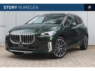 BMW 2 Serie Active Tourer 225e xDrive Luxury Line Automaat / Panoramadak / Trekhaak / Sportstoelen / Adaptieve LED / Comfort Access / Parking Assistant Plus / Head-Up