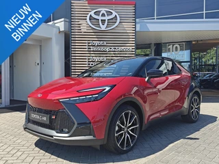 Toyota C-HR 2.0 Plug-in Hybrid 220 GR SPORT PLUS NIEUW DIRECT LEVERBAAR PANODAK HEAD-UP STOELGEHEUGEN JBL-AUDIO 360° CAMERA 20''LMV