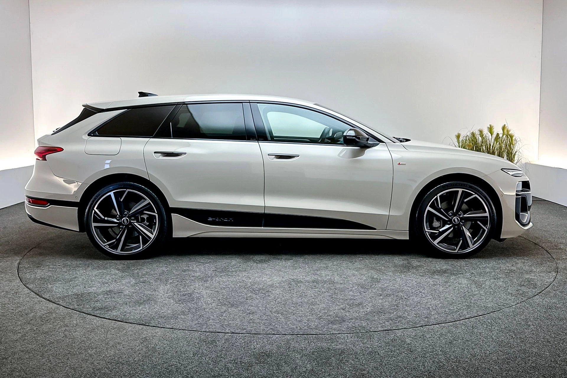 Hoofdafbeelding Audi A6 Avant e-tron