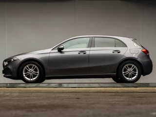 Mercedes-Benz A-klasse 200 Business Sport (STERRENHEMEL,APPLE CARPLAY,NAVI,SPORTSTOELEN,STOELVERWARMING,CAMERA,LED,GETINT,PDC)