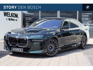 Hoofdafbeelding BMW 7 Serie BMW 7 Serie M760e xDrive High Executive Automaat / Panoramadak Sky Lounge / Trekhaak / Executive Lounge Seating / Bowers & Wilkins / Executive Drive Pro / Parking Assistant Professional