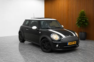 Mini 3-Deurs 1.6 Cooper Chili BOMVOL! (PANODAK, SFEERVERLICHTING, STOELV, CRUISE, PARKEERSENSOREN, LEDER, GOED ONDERH)