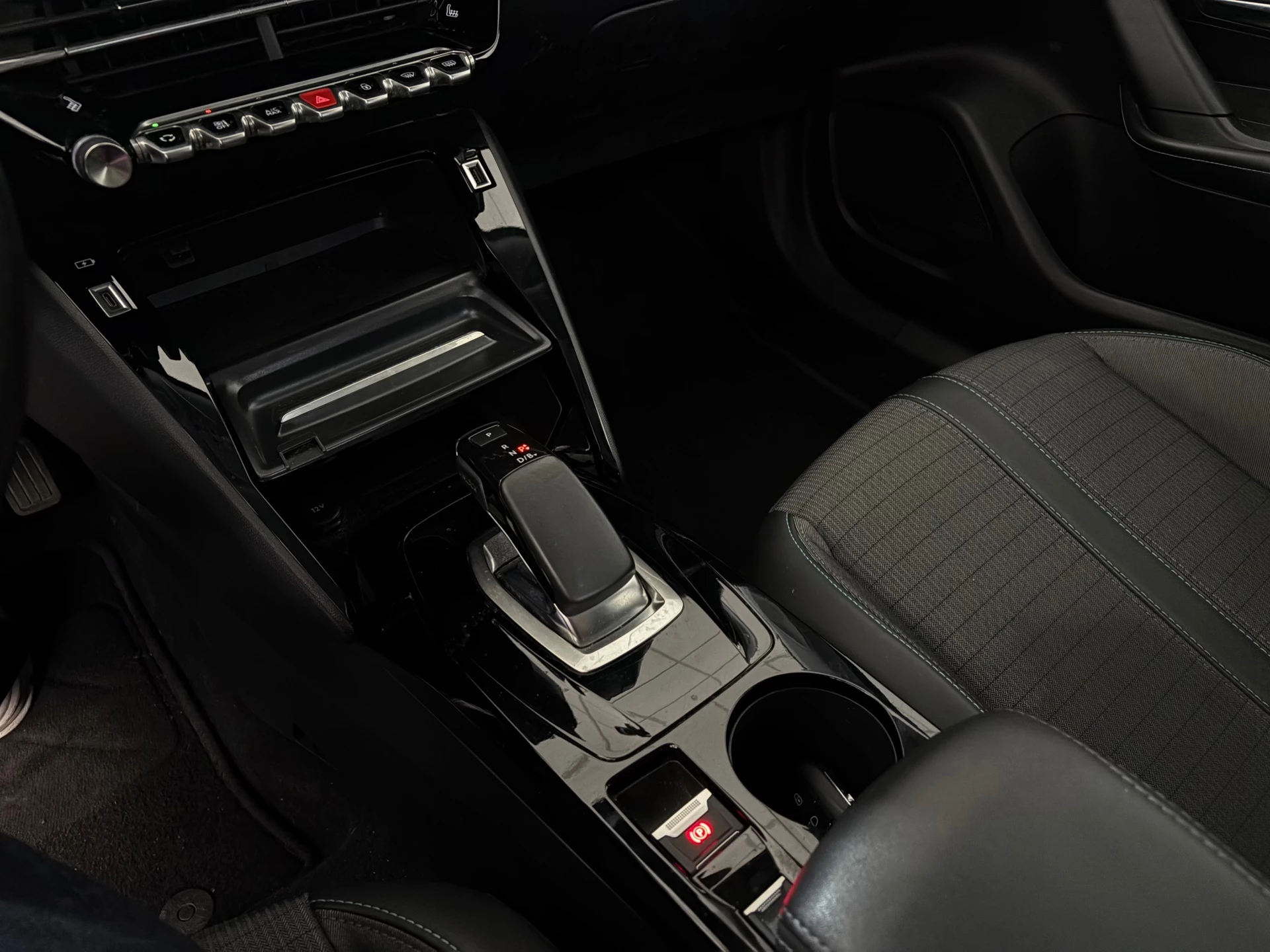 Hoofdafbeelding Peugeot e-2008