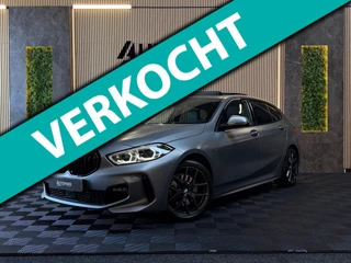 BMW 1-serie Verkocht 118i High Executive M-SPORT|PANO|HARMAN KARDON|KEYLESS|FABRIEKSGARANTIE|CARPLAY|CAMERA|DEALER ONDERHOUDEN