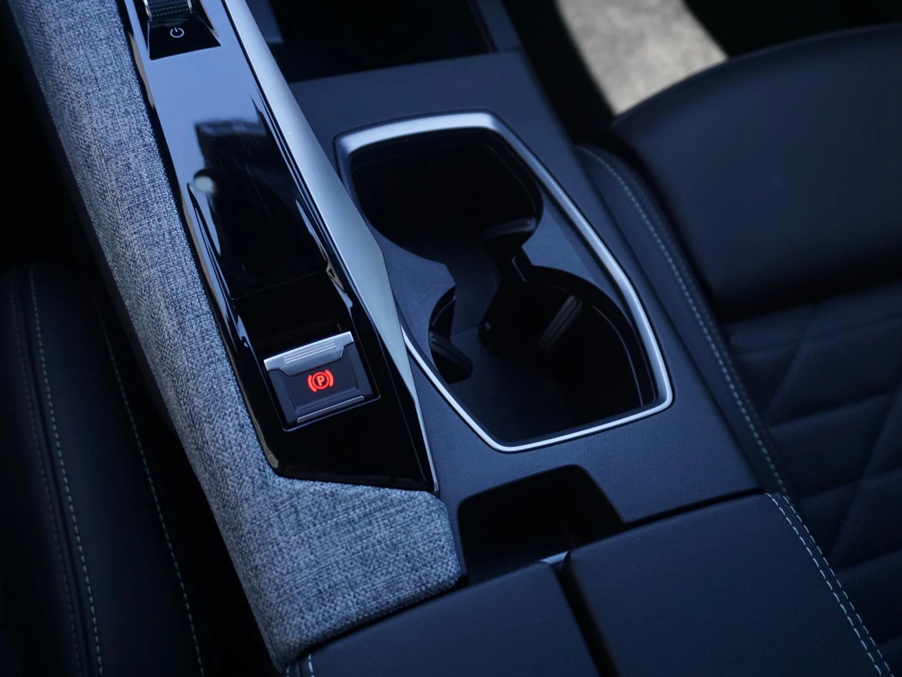 Hoofdafbeelding Peugeot e-5008
