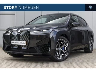 BMW iX xDrive40 High Executive / Sportpakket / Panoramadak Sky Lounge / Trekhaak / Parking Assistant Professional / Soft-Close / Driving Assistant Professional