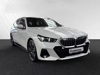 Hoofdafbeelding BMW 5 Serie BMW 5 Serie Touring 520iA M-SPORT ** ADAPT. LED, LEDER, PANORAMA, TREKH, H&K SOUND, DR. ASS+ ** 1e EIG - UNFALLFREI ** ** INFORMEER OOK NAAR ONZE AANTREKKELIJKE FINANCIAL-LEASE TARIEVEN **