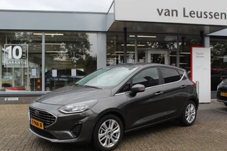Hoofdafbeelding Ford Fiesta Ford Fiesta HYBRID 125PK TITANIUM 5-DEURS 4S-BANDEN LED STOEL/STUUR/VOORRUITVERW. APPLE/ANDROID PARK-SENSOREN V+A CAMERA