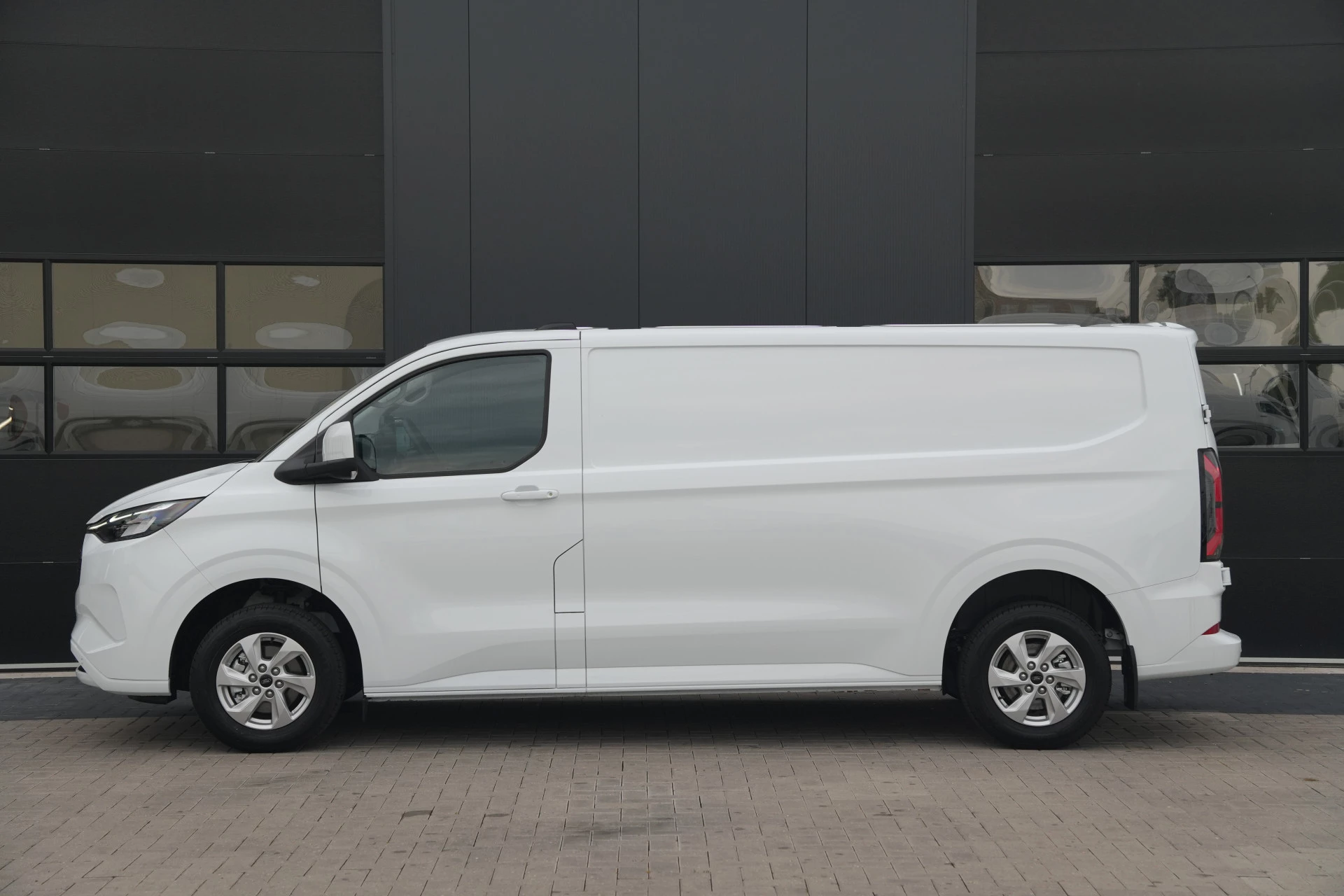Hoofdafbeelding Ford E-Transit Custom